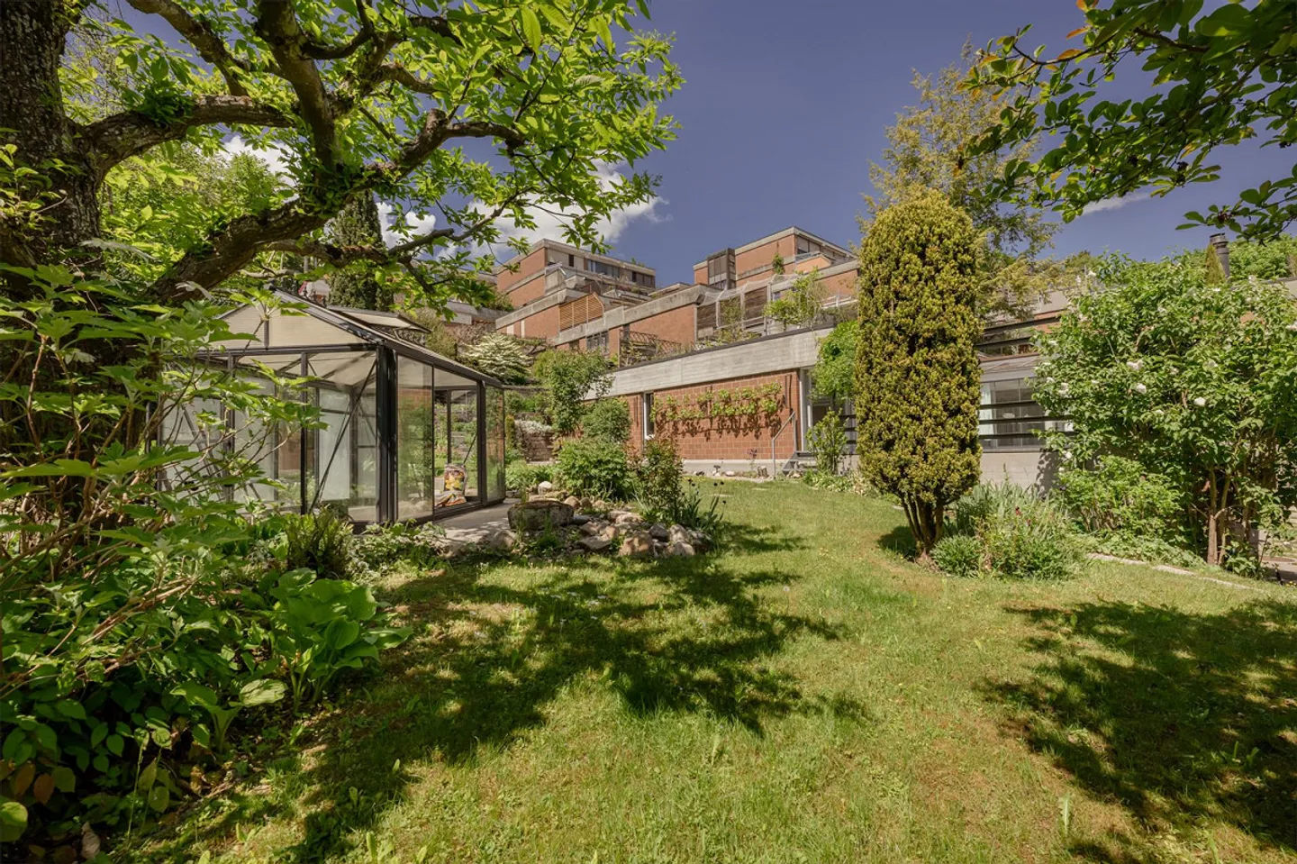 The dream of a terrace house with a large garden area in Bern - Photo 3 of 16