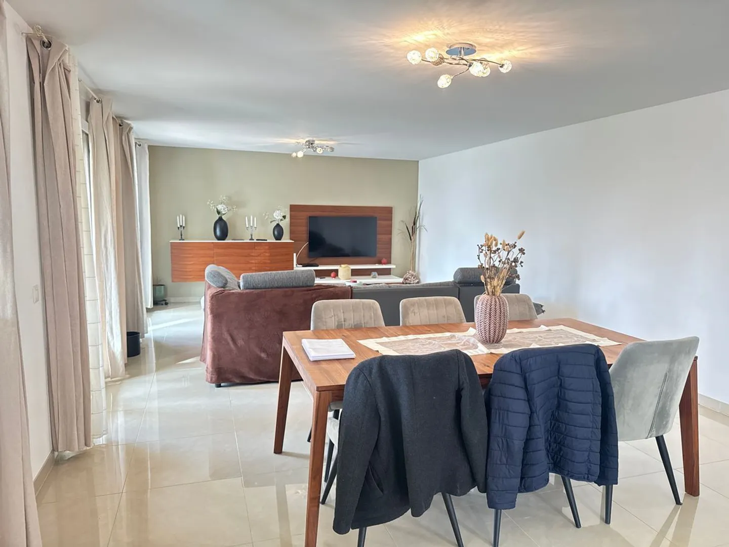 Wunderschönes individuelles Architektenhaus, nur 18 Minuten von Bulle entfernt. - Foto 3 von 13