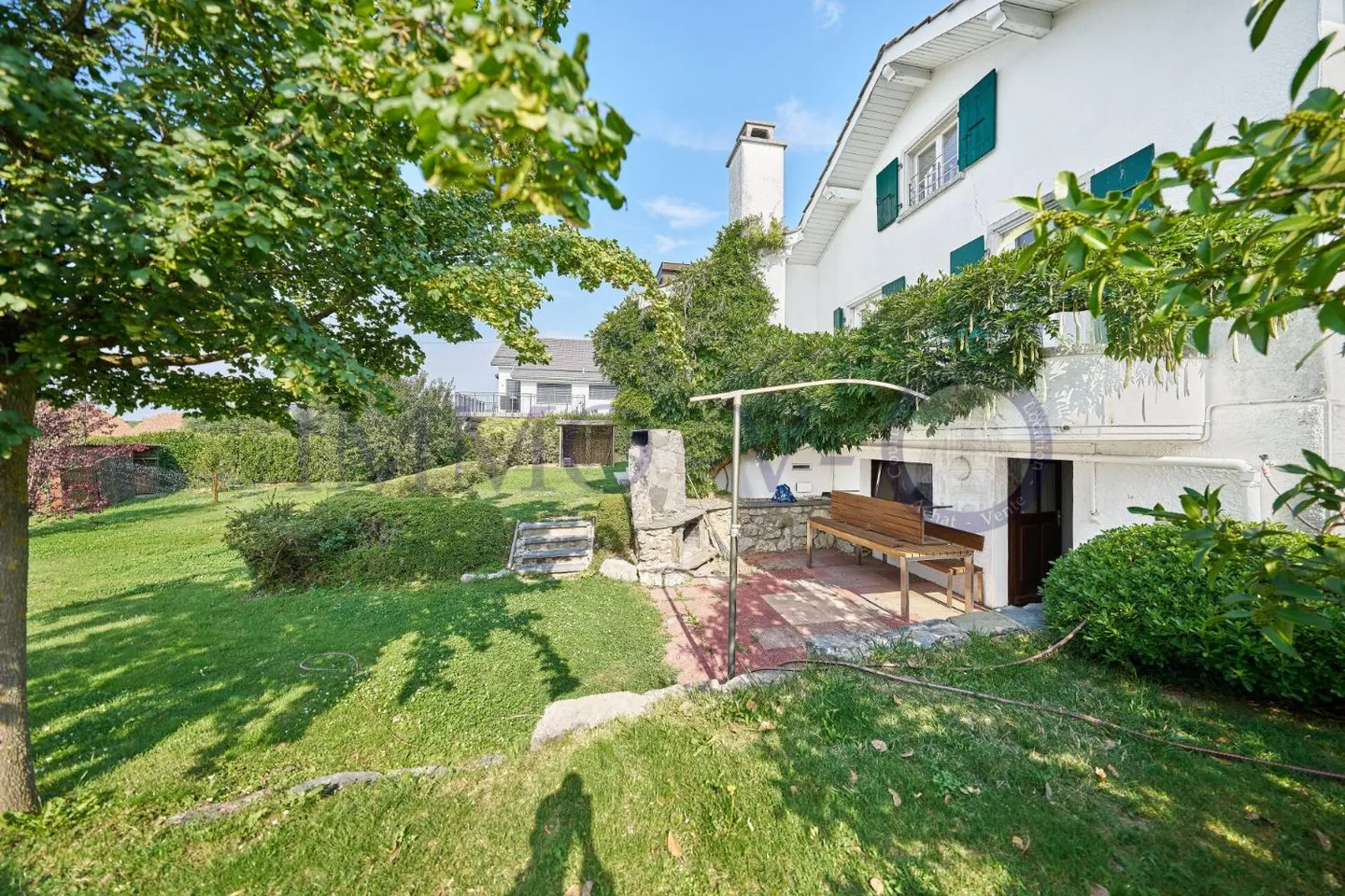 SPACIOUS AND INDIVIDUAL WITH LARGE GARDEN - Photo 2 of 13