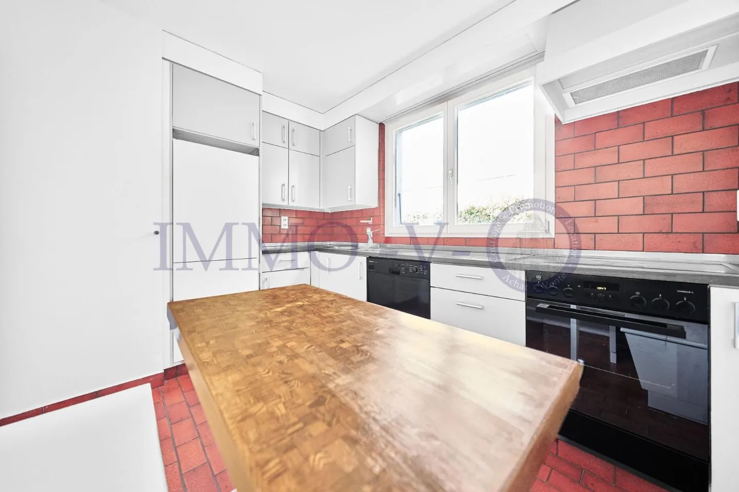 SPACIOUS AND INDIVIDUAL WITH LARGE GARDEN - Photo 4 of 13