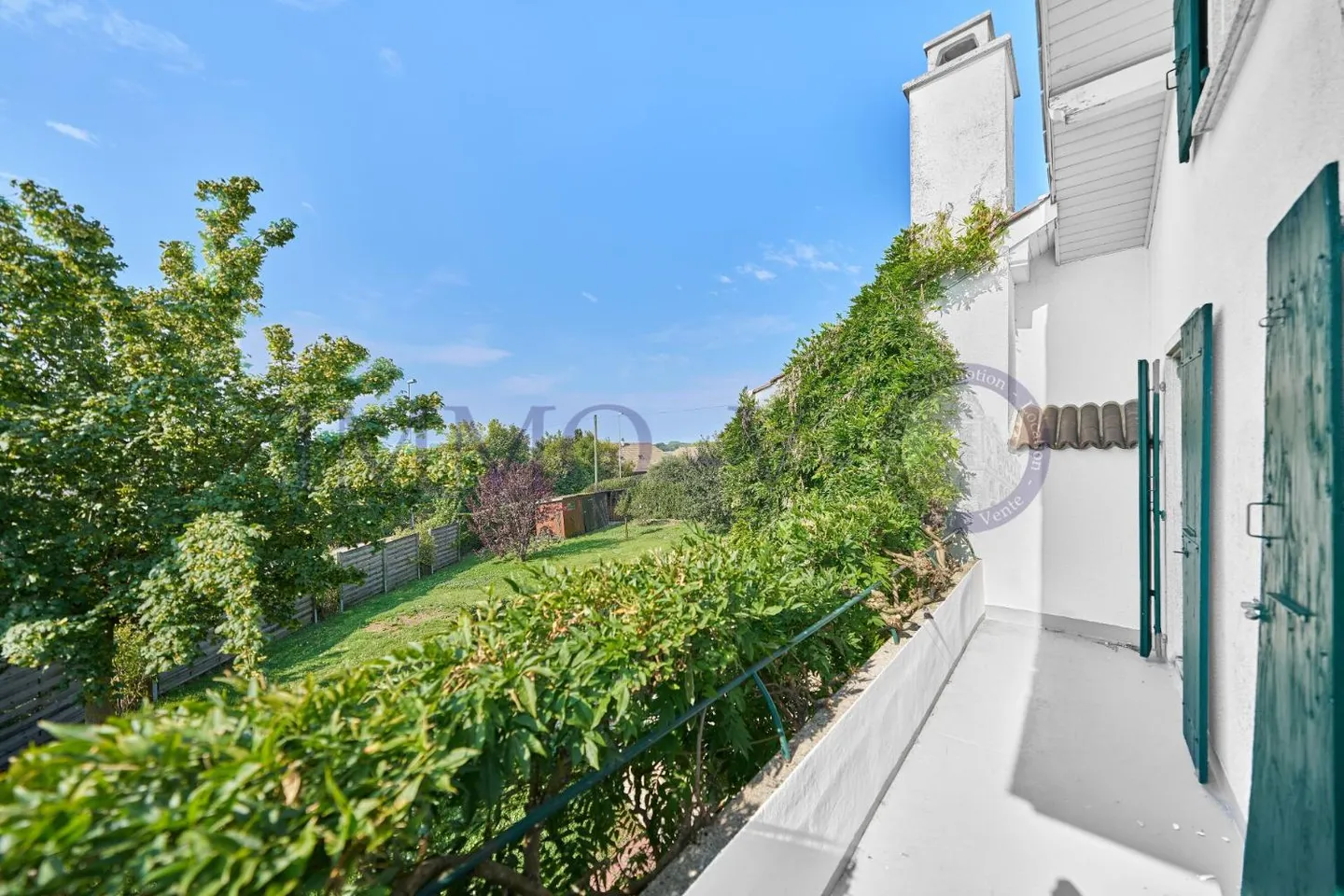SPACIOUS AND INDIVIDUAL WITH LARGE GARDEN - Photo 10 of 13