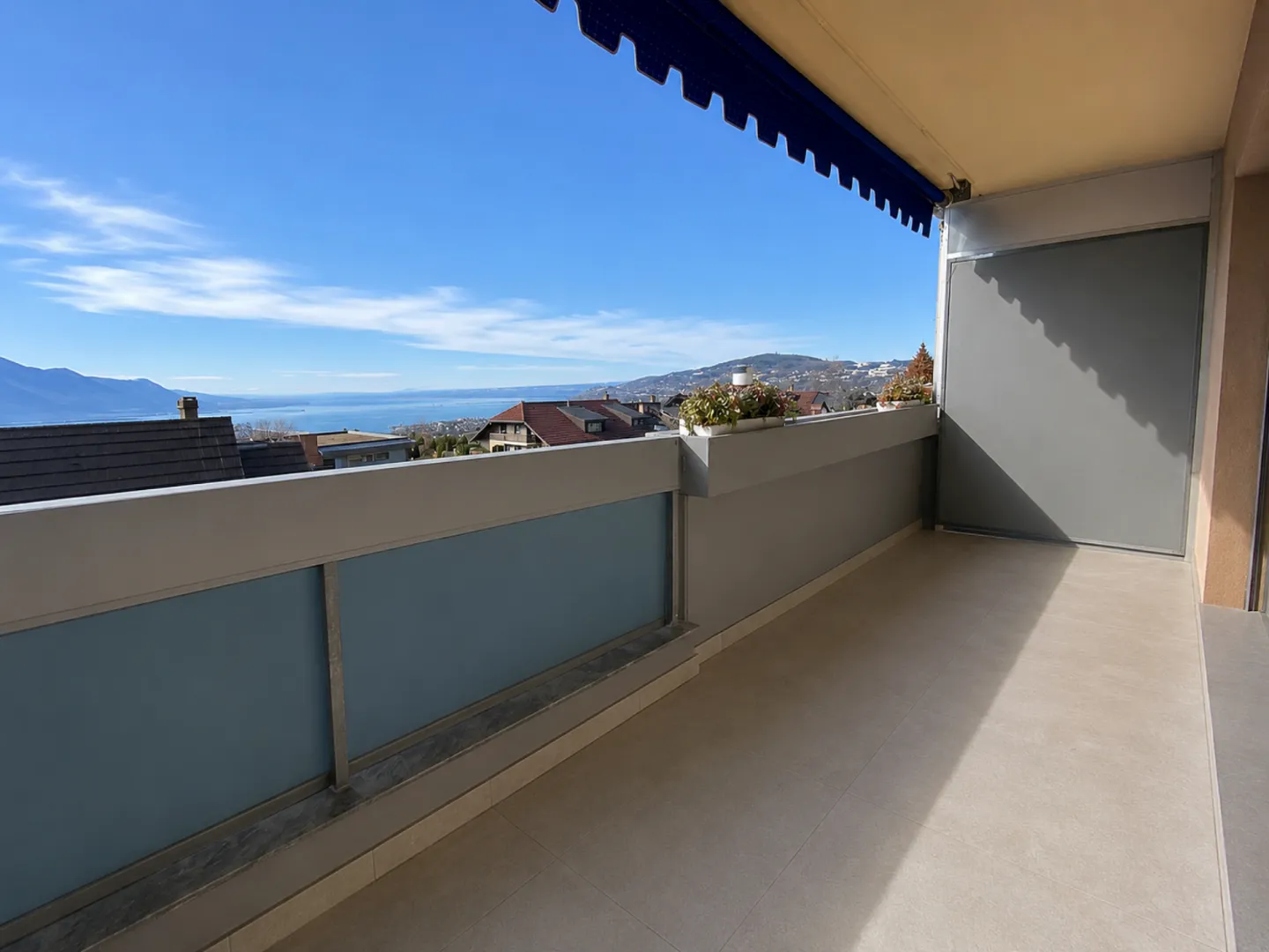 Bellissimo appartamento ristrutturato di 3,5 locali con vista mozzafiato sul lago - Foto 1 di 8