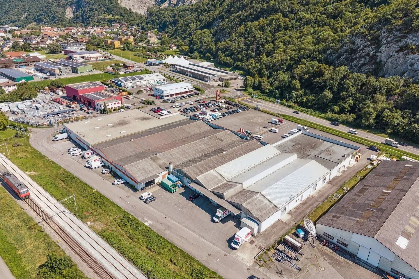 Magasin/loisirs de 799 m2 -  Plusieurs places de parc - Hauteur 4.5 m - Photo 2 sur 6