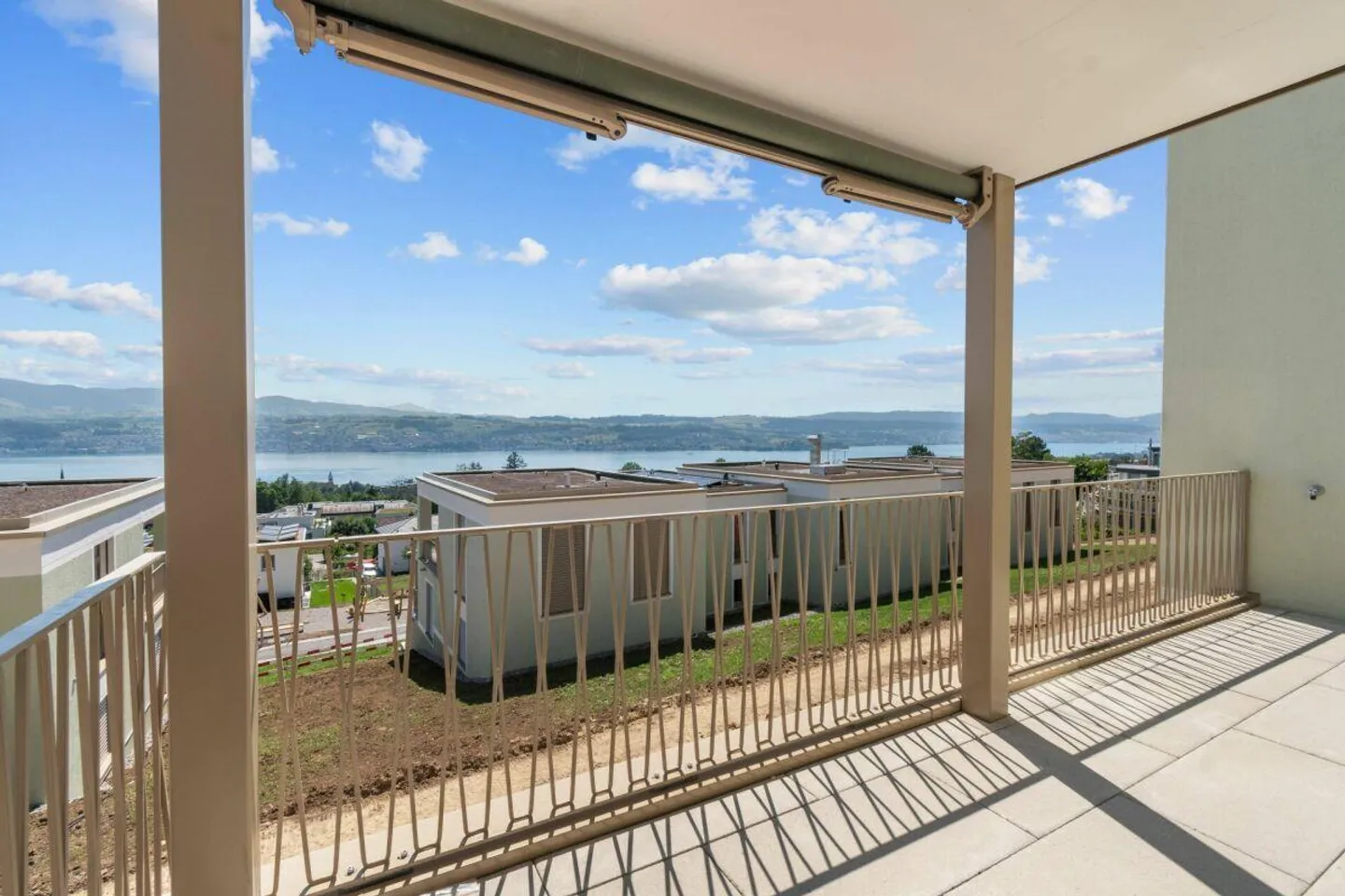 TILIA NEUF | Vivre avec vue sur le lac à 180° - Appartement de 3,5 pièces avec 111 m2 NWF - Prêt à emménager à partir de mi-octobre 2026 - Photo 9 sur 16