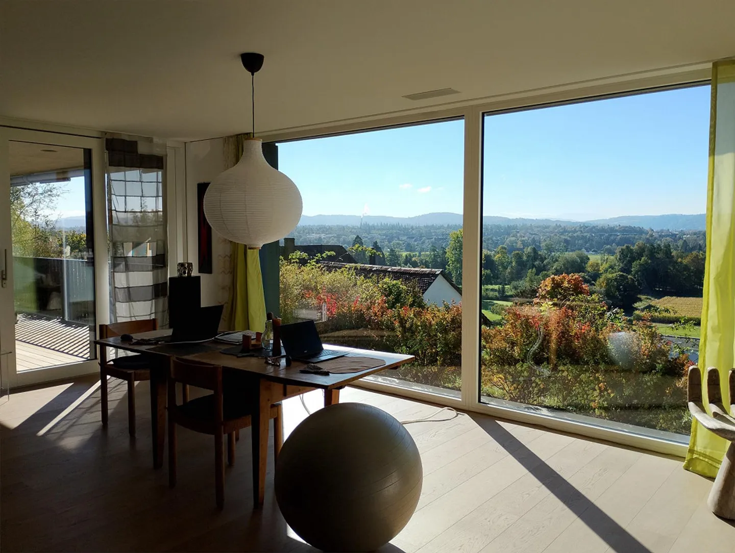 Top-equipped terrace apartment with ideal transport connections - Photo 1 of 5