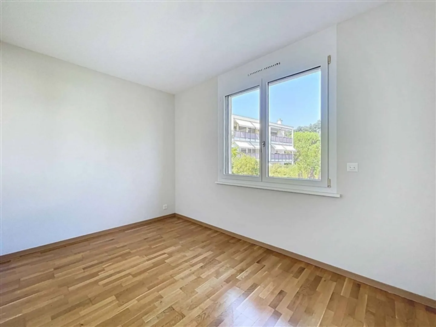 Appartement 4,5 pièces dans un calme absolu - Résidence de luxe - Photo 4 sur 13