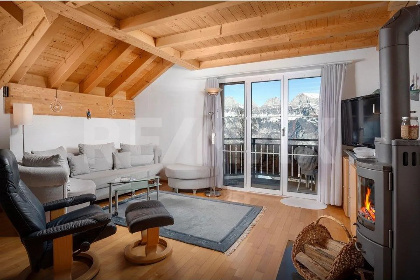 Appartamento esclusivo di 2,5 stanze con mansarda aggiuntiva e vista da sogno - Foto 3 di 13