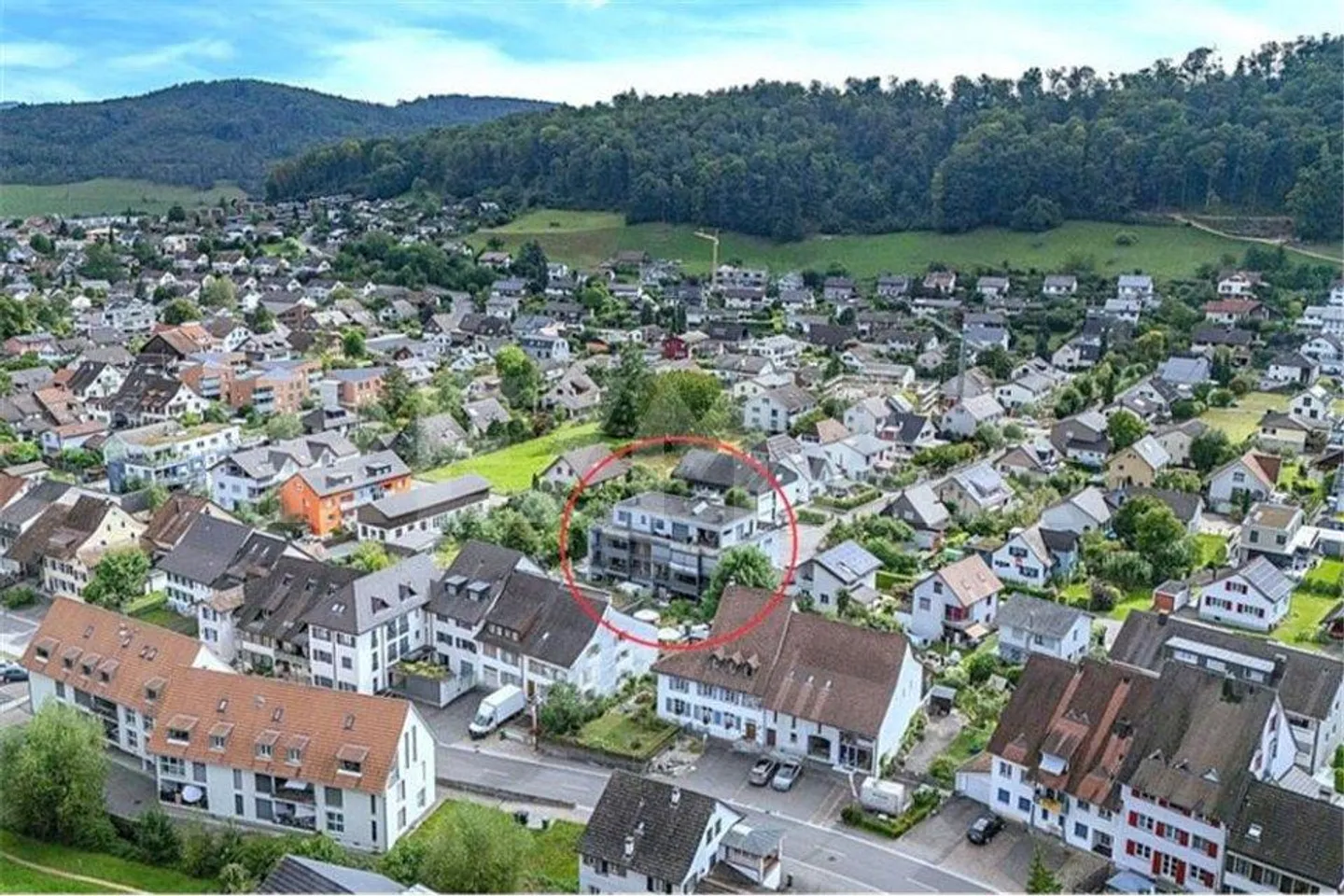 Appartamento confortevole con 4 stanze, grande sala hobby, cantina e tre posti auto (2 EHP) - Foto 2 di 13