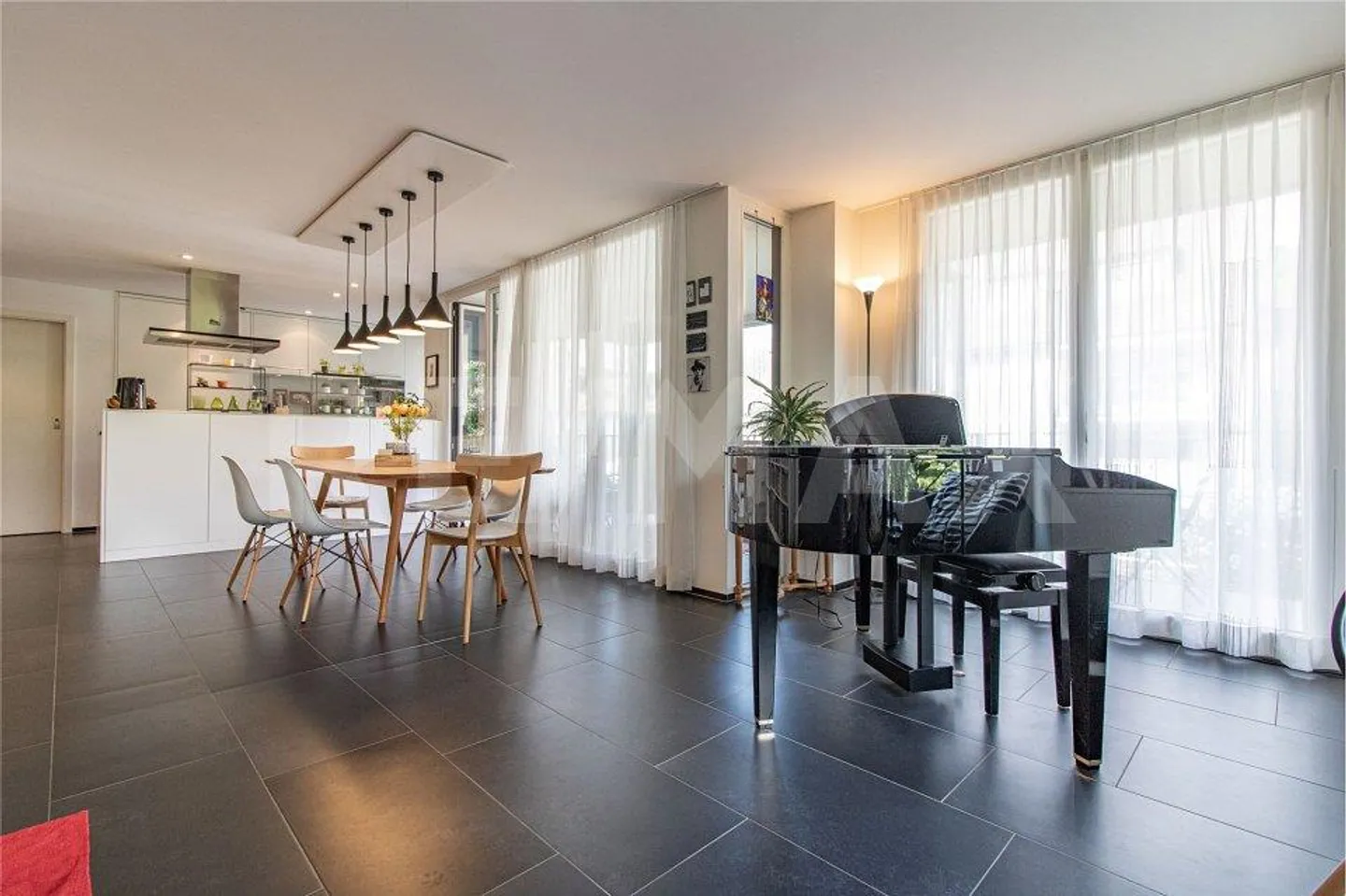 Appartamento confortevole con 4 stanze, grande sala hobby, cantina e tre posti auto (2 EHP) - Foto 6 di 13