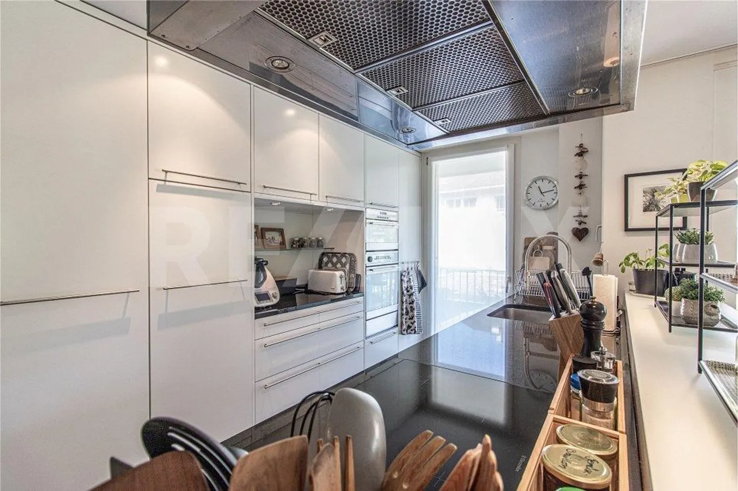 Appartamento confortevole con 4 stanze, grande sala hobby, cantina e tre posti auto (2 EHP) - Foto 9 di 13