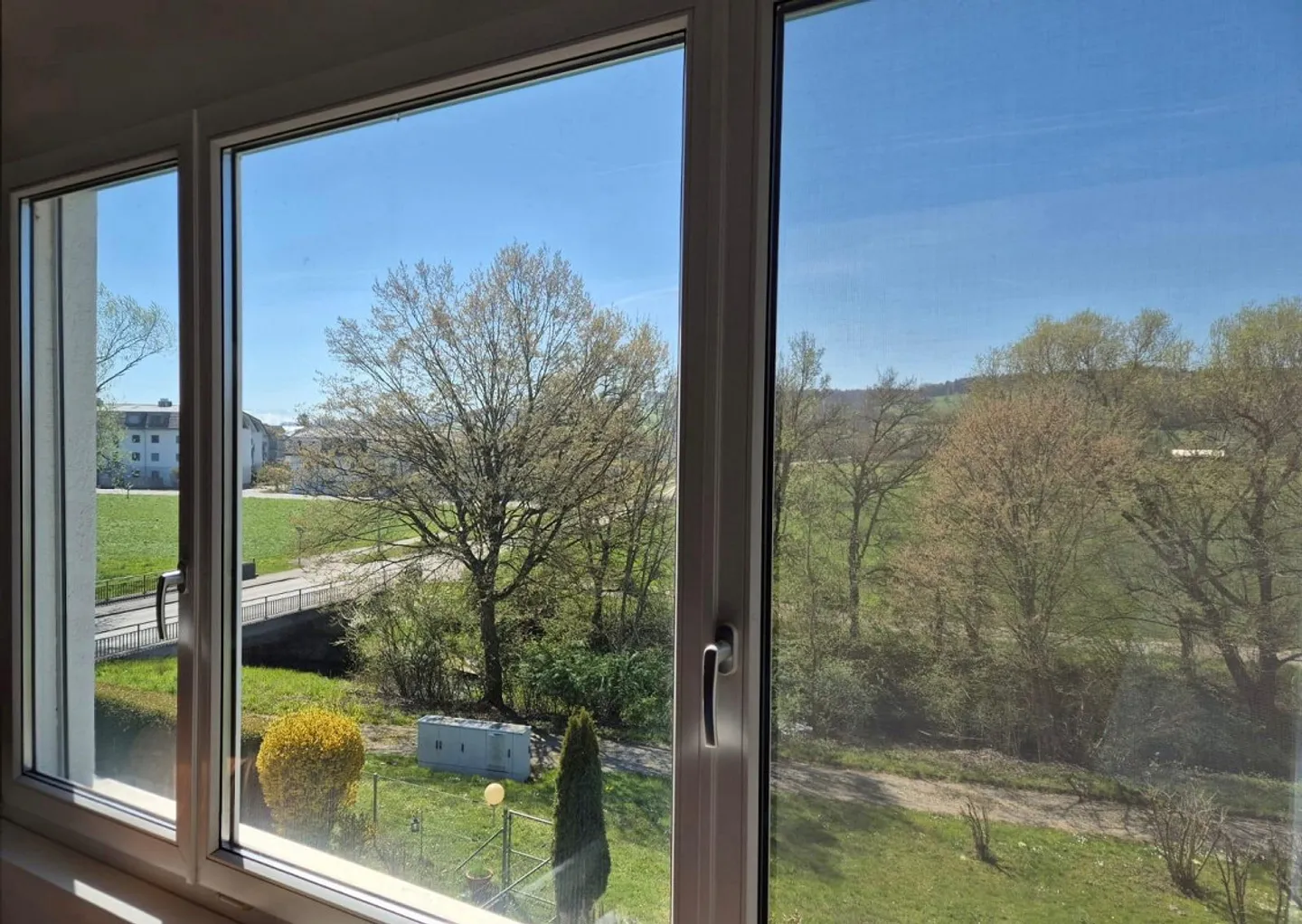 Appartement spacieux de 4,5 pièces avec balcon et vue sur la verdure - Photo 1 sur 12