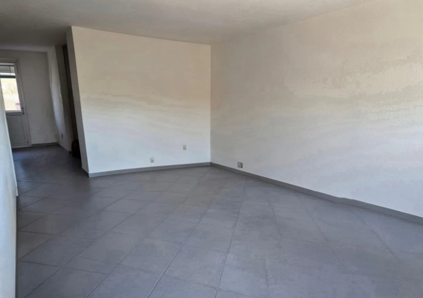 Appartement spacieux de 4,5 pièces avec balcon et vue sur la verdure - Photo 3 sur 12
