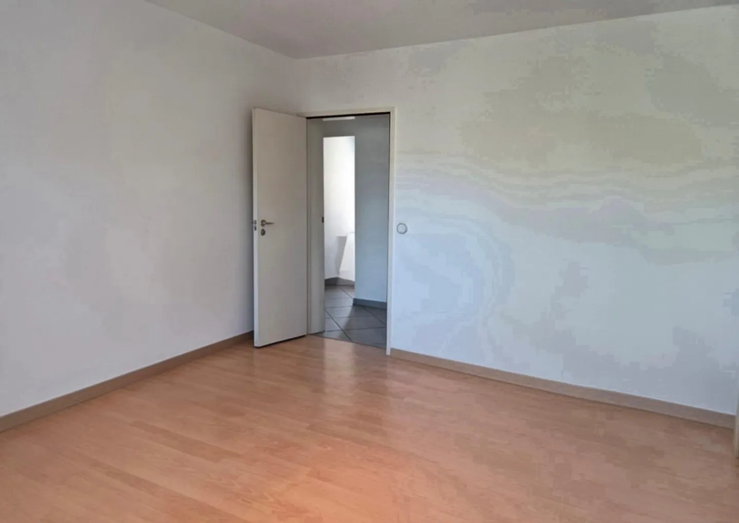 Appartement spacieux de 4,5 pièces avec balcon et vue sur la verdure - Photo 8 sur 12