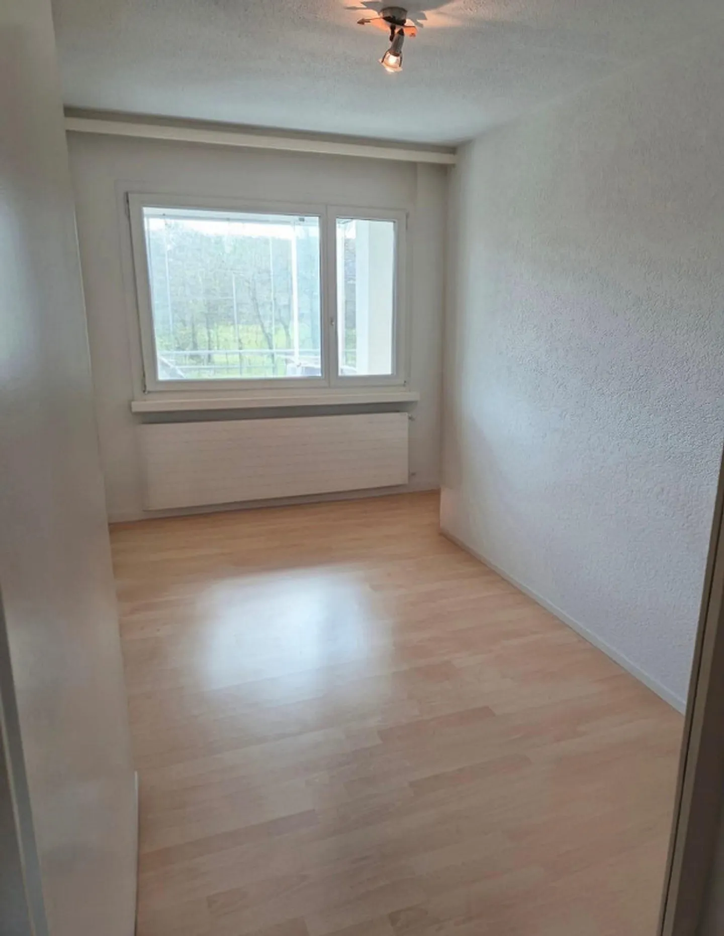 Appartement spacieux de 4,5 pièces avec balcon et vue sur la verdure - Photo 9 sur 12