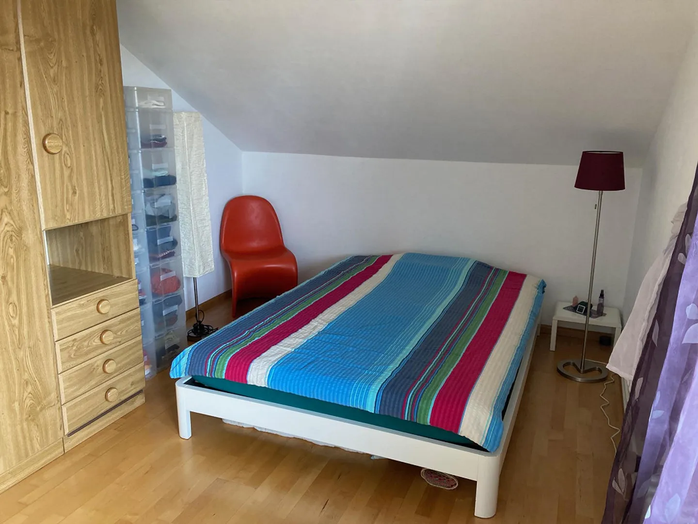 Appartement sous les toits de 2,5 pièces inondé de lumière avec vue imprenable - Photo 4 sur 13