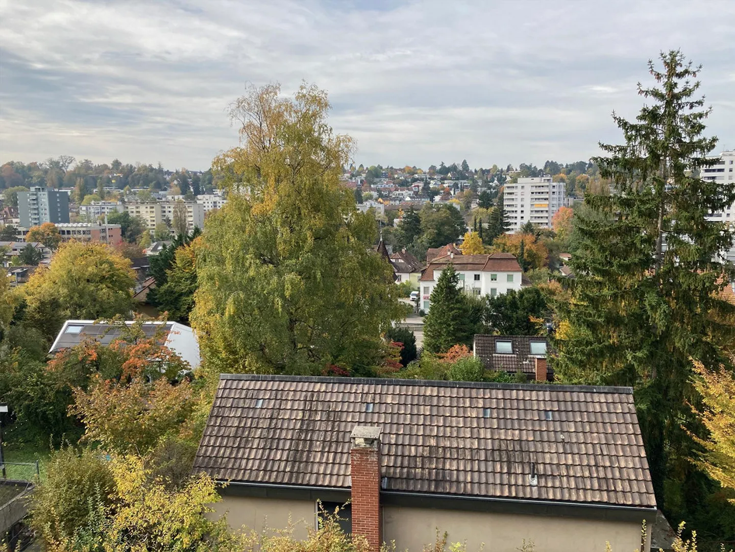 Appartement sous les toits de 2,5 pièces inondé de lumière avec vue imprenable - Photo 6 sur 13