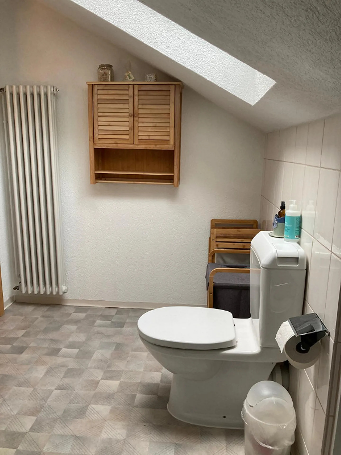 Appartement sous les toits de 2,5 pièces inondé de lumière avec vue imprenable - Photo 7 sur 13