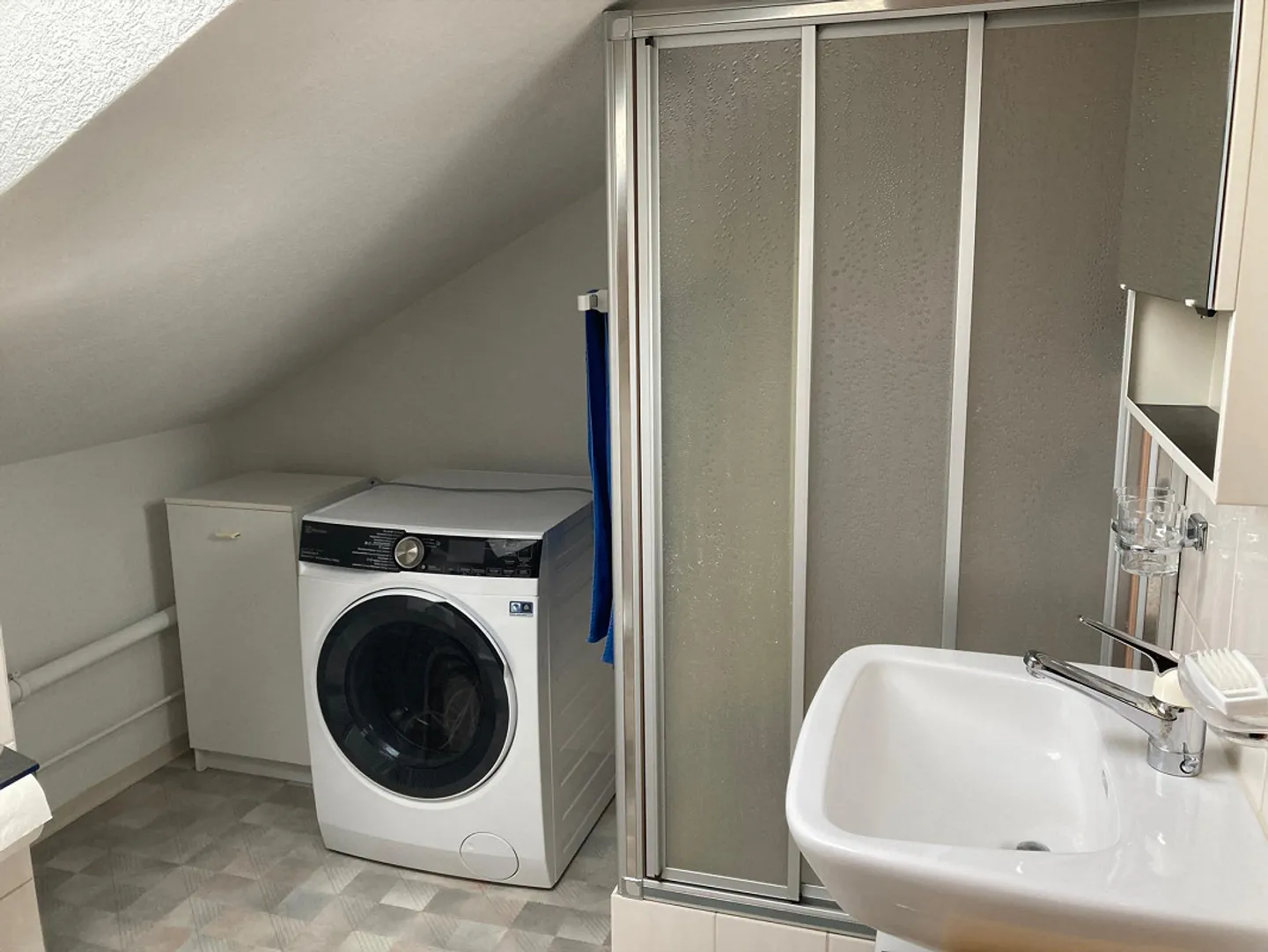 Appartement sous les toits de 2,5 pièces inondé de lumière avec vue imprenable - Photo 8 sur 13