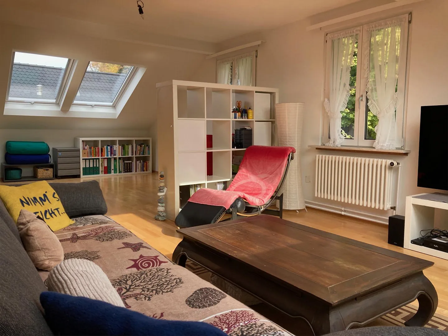 Appartement sous les toits de 2,5 pièces inondé de lumière avec vue imprenable - Photo 10 sur 13