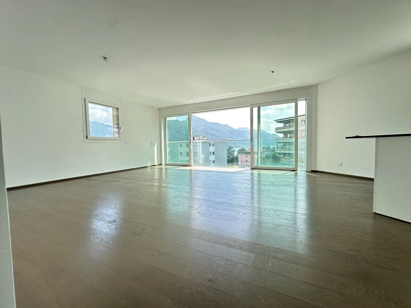 STUPENDES 4.5-ZIMMER-WOHNUNG MIT ROOFTOP-LAGO-BLICK IN MELIDE - Foto 2 von 9