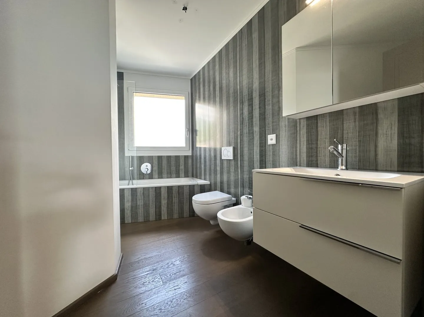 STUPENDES 4.5-ZIMMER-WOHNUNG MIT ROOFTOP-LAGO-BLICK IN MELIDE - Foto 7 von 9