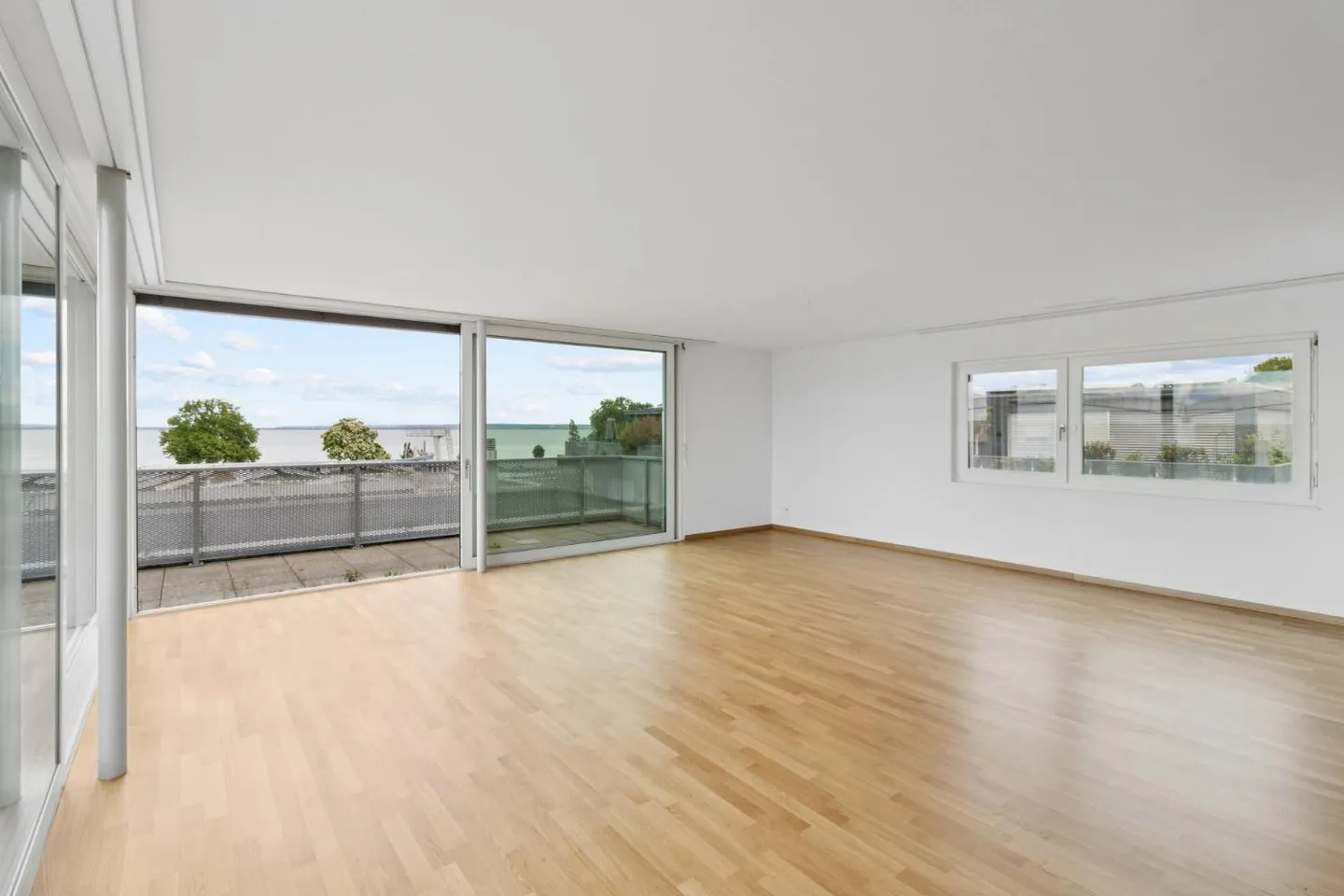 Ampio appartamento attico con vista lago! - Foto 3 di 10