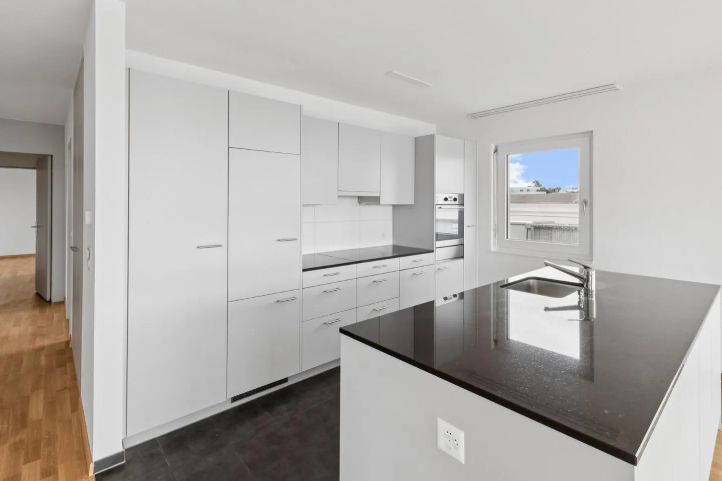 Ampio appartamento attico con vista lago! - Foto 5 di 10