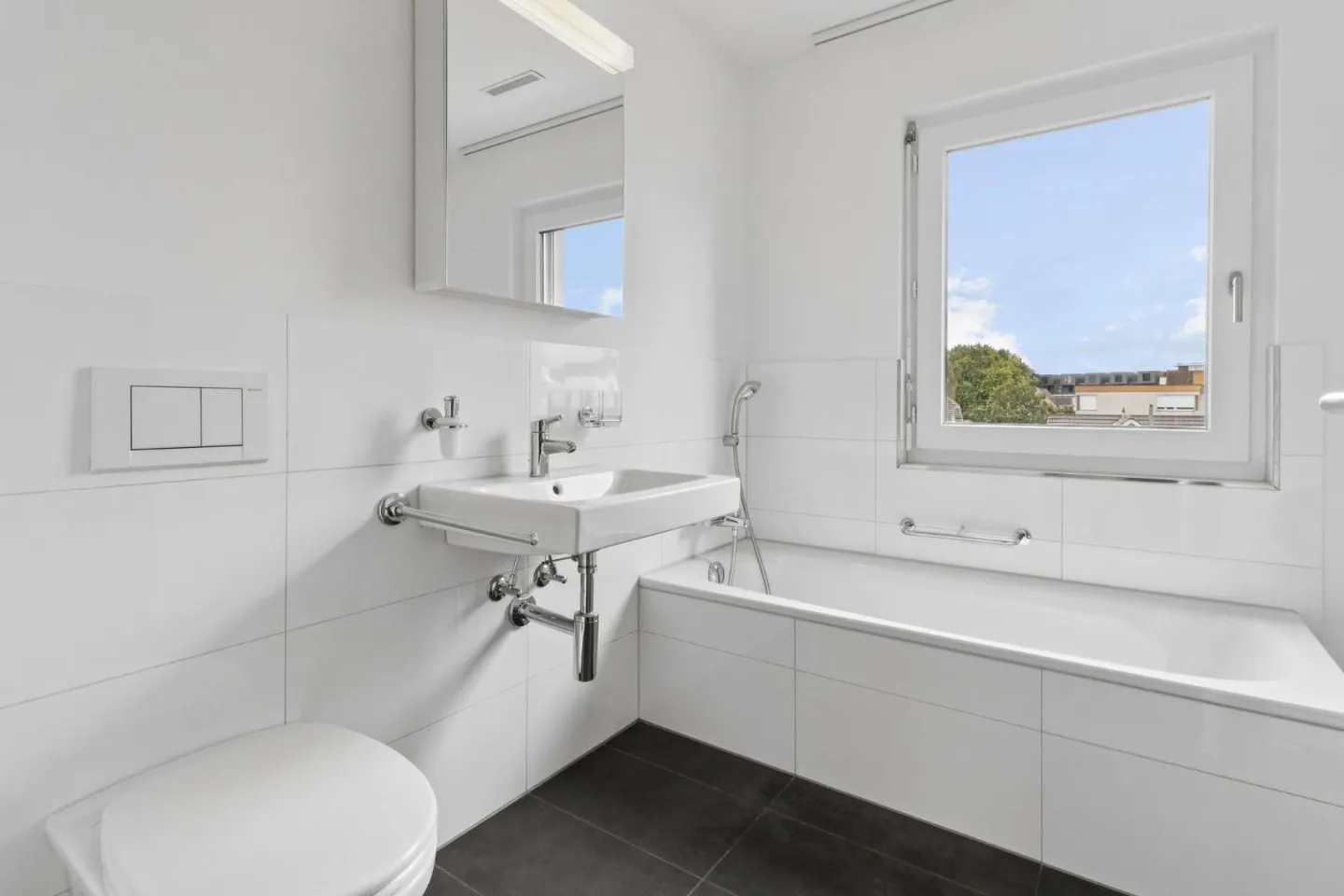 Ampio appartamento attico con vista lago! - Foto 6 di 10