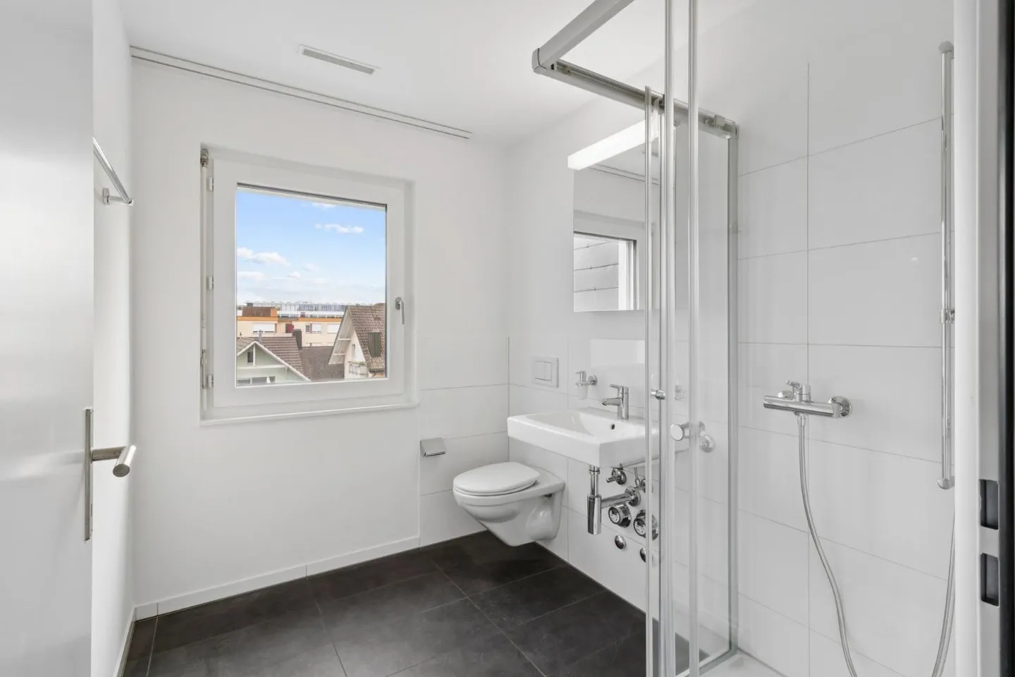 Ampio appartamento attico con vista lago! - Foto 7 di 10