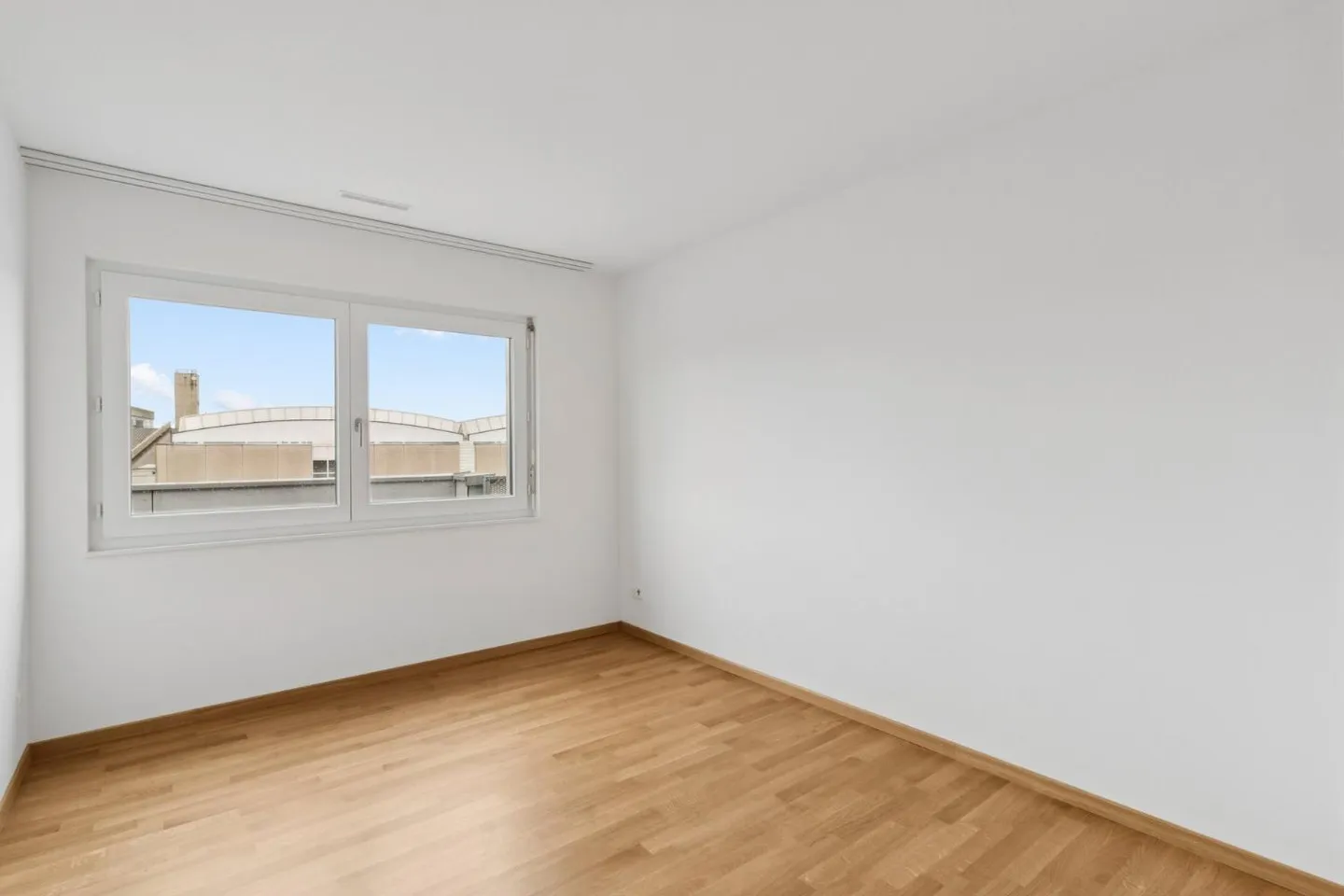 Ampio appartamento attico con vista lago! - Foto 9 di 10