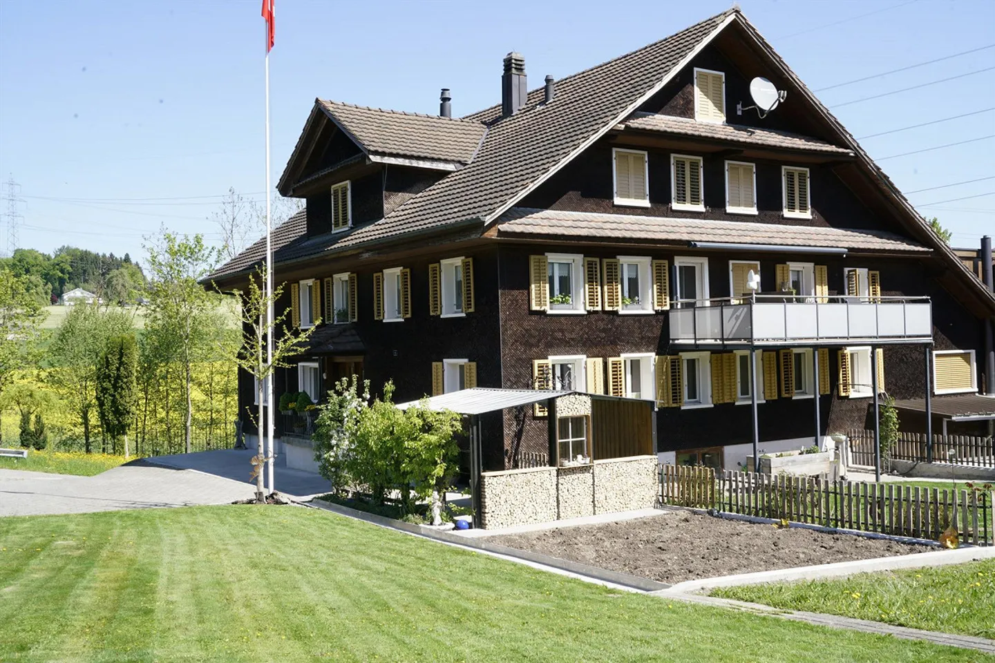 Charmante appartement de 4,5 pièces dans le style d'une ferme avec vue sur la verdure - Photo 1 sur 17