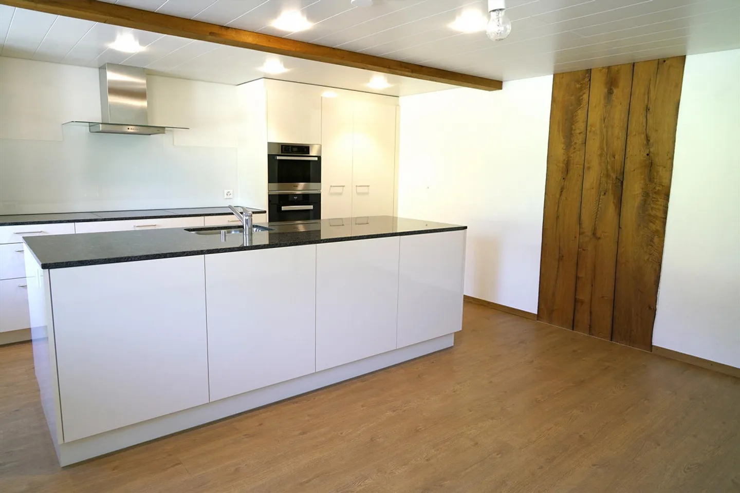 Charmante appartement de 4,5 pièces dans le style d'une ferme avec vue sur la verdure - Photo 3 sur 17