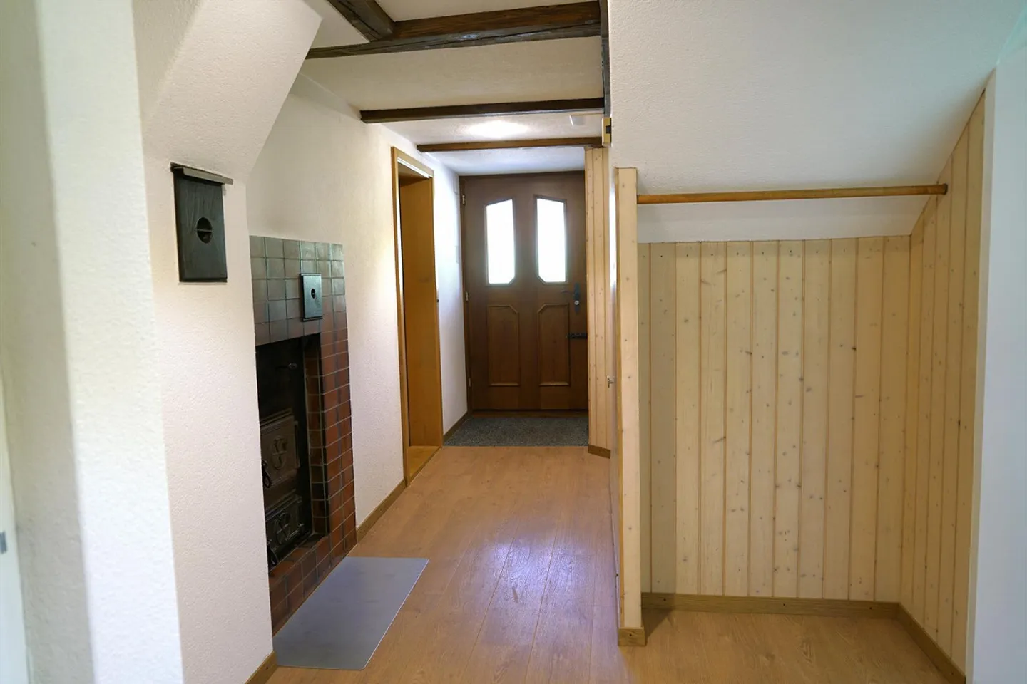 Charmante appartement de 4,5 pièces dans le style d'une ferme avec vue sur la verdure - Photo 5 sur 17