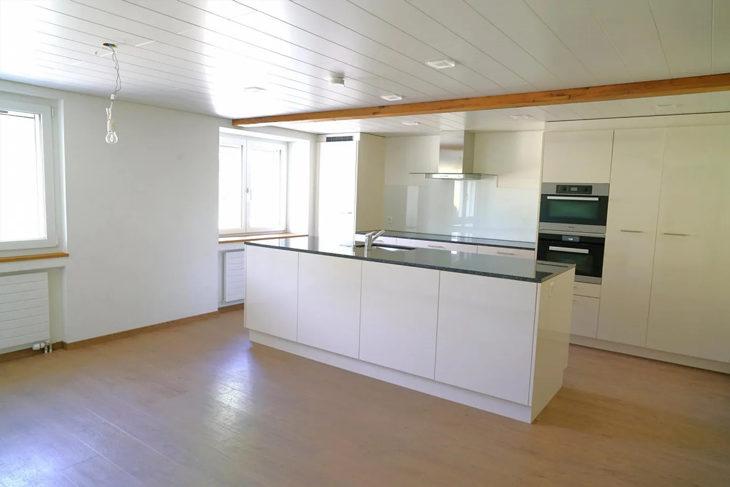 Charmante appartement de 4,5 pièces dans le style d'une ferme avec vue sur la verdure - Photo 4 sur 17