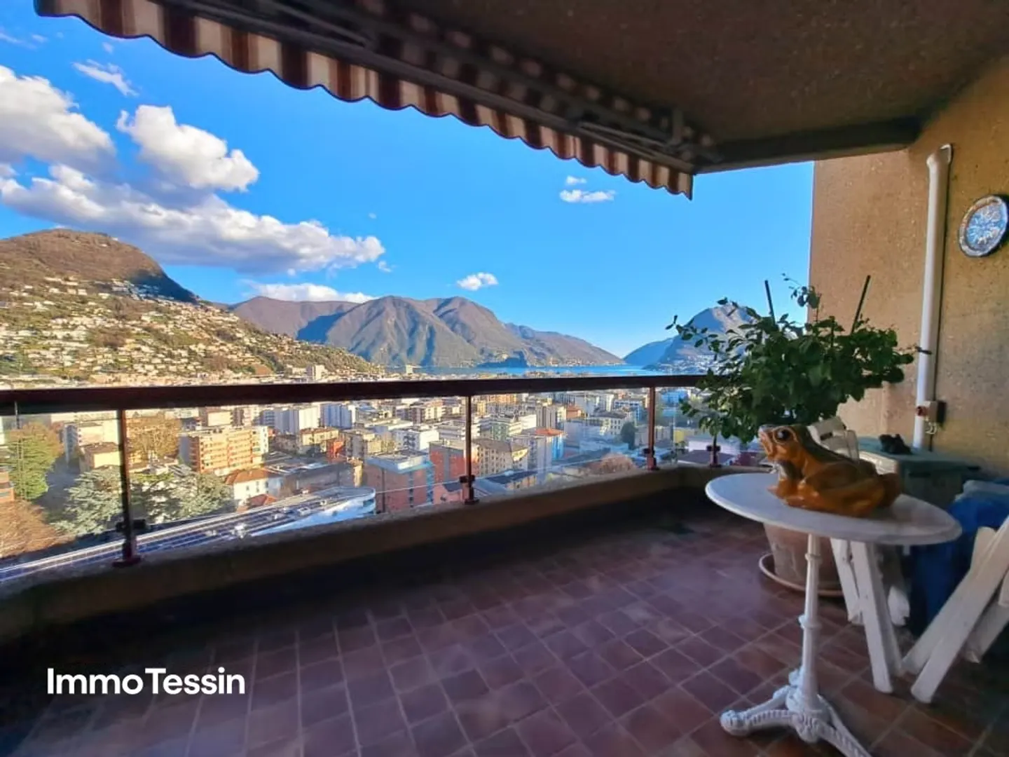 GELEGENHEIT: Luxuswohnung an top Lage mit Pool & Seesicht über Lugano auf den Lago Lugano - Photo 2 of 13