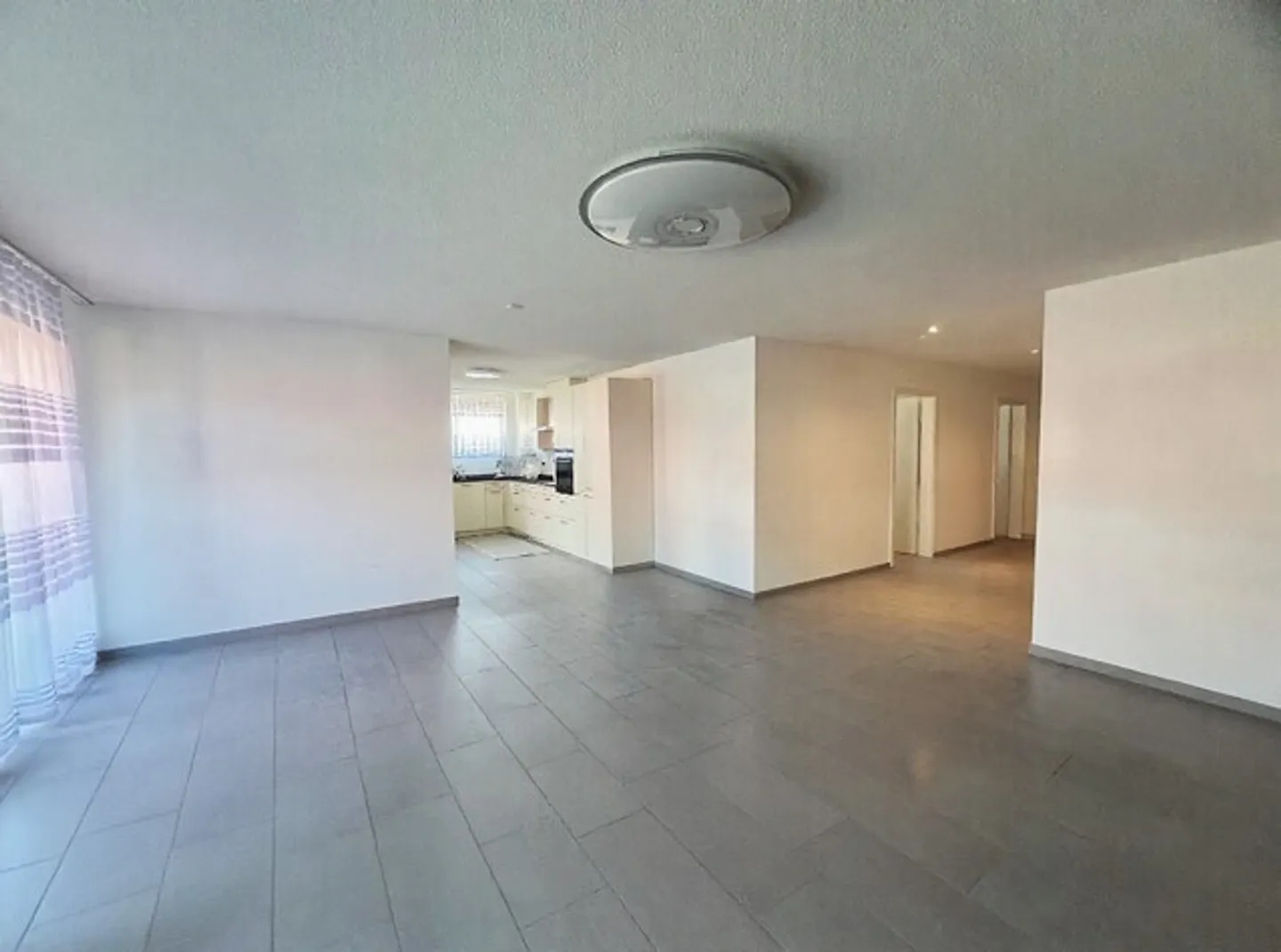 Confort de vie généreux dans un emplacement central à Laufen - Photo 1 sur 8