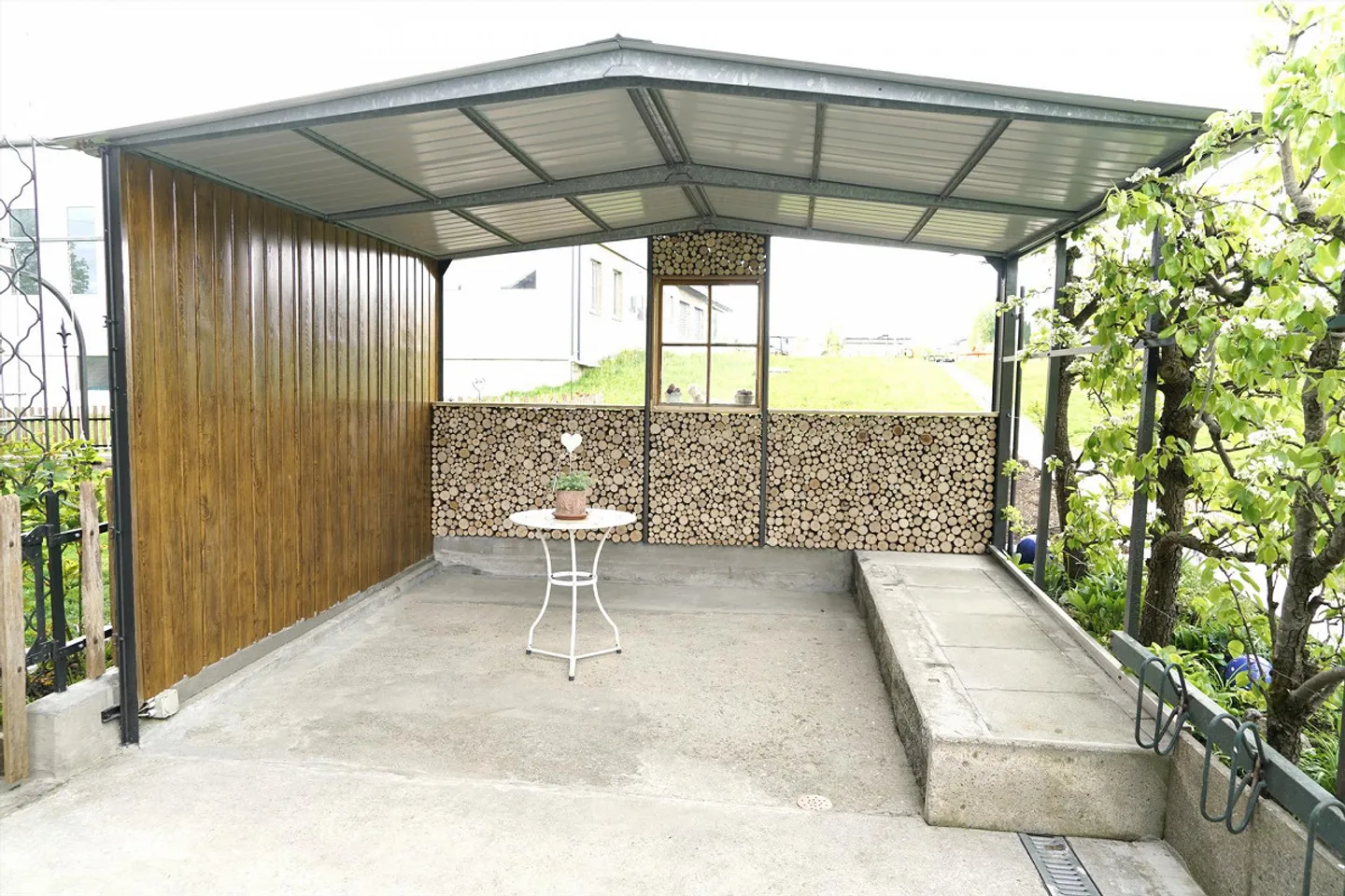 Charmante appartement de 4,5 pièces dans le style d'une ferme avec vue sur la verdure - Photo 16 sur 17