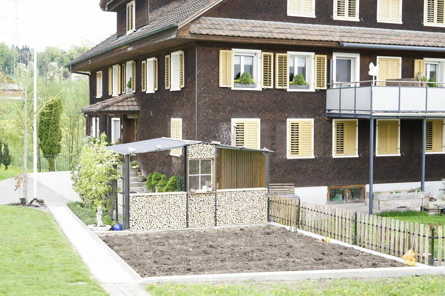 Charmante appartement de 4,5 pièces dans le style d'une ferme avec vue sur la verdure - Photo 17 sur 17