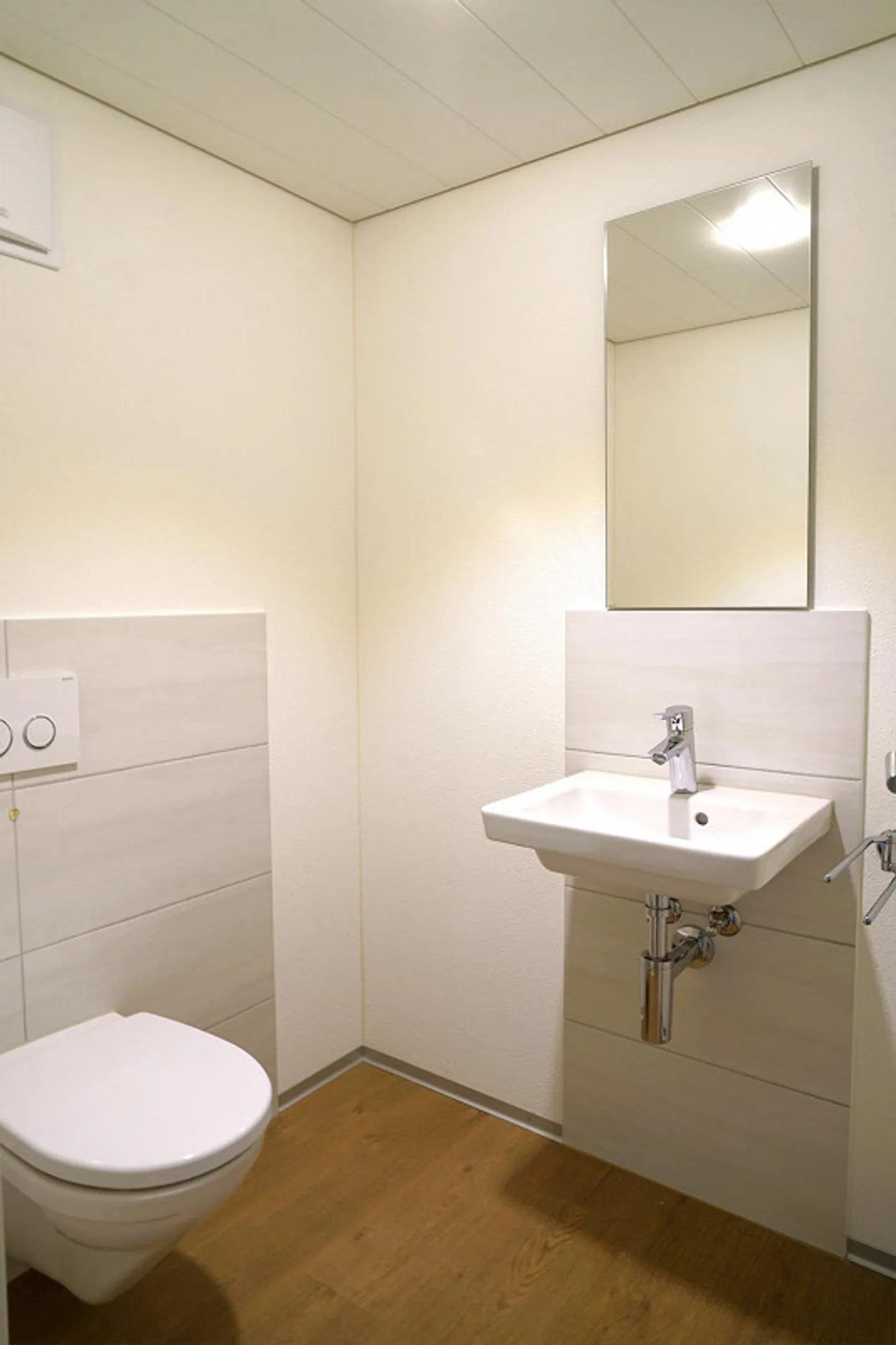 Charmante appartement de 4,5 pièces dans le style d'une ferme avec vue sur la verdure - Photo 9 sur 17