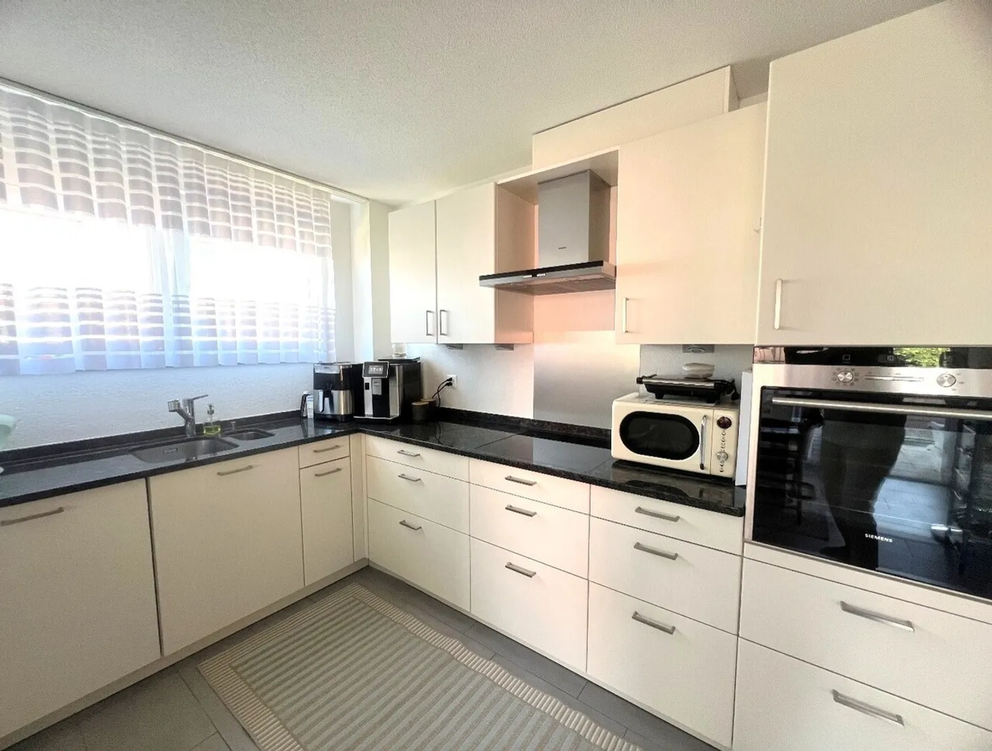 Confort de vie généreux dans un emplacement central à Laufen - Photo 2 sur 8