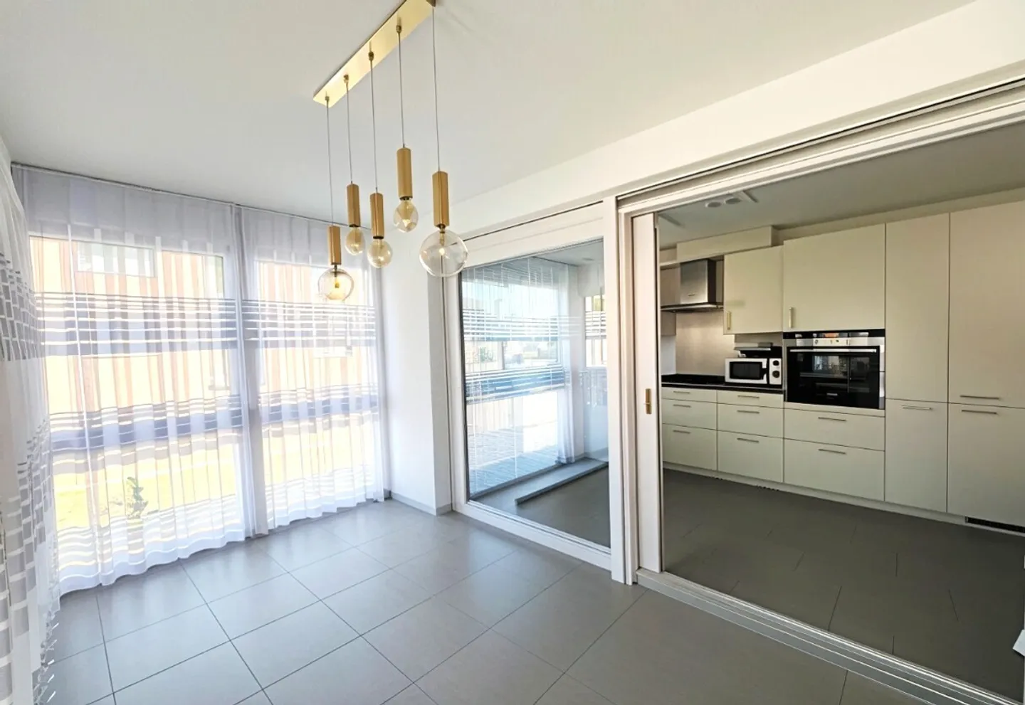 Confort de vie généreux dans un emplacement central à Laufen - Photo 4 sur 8