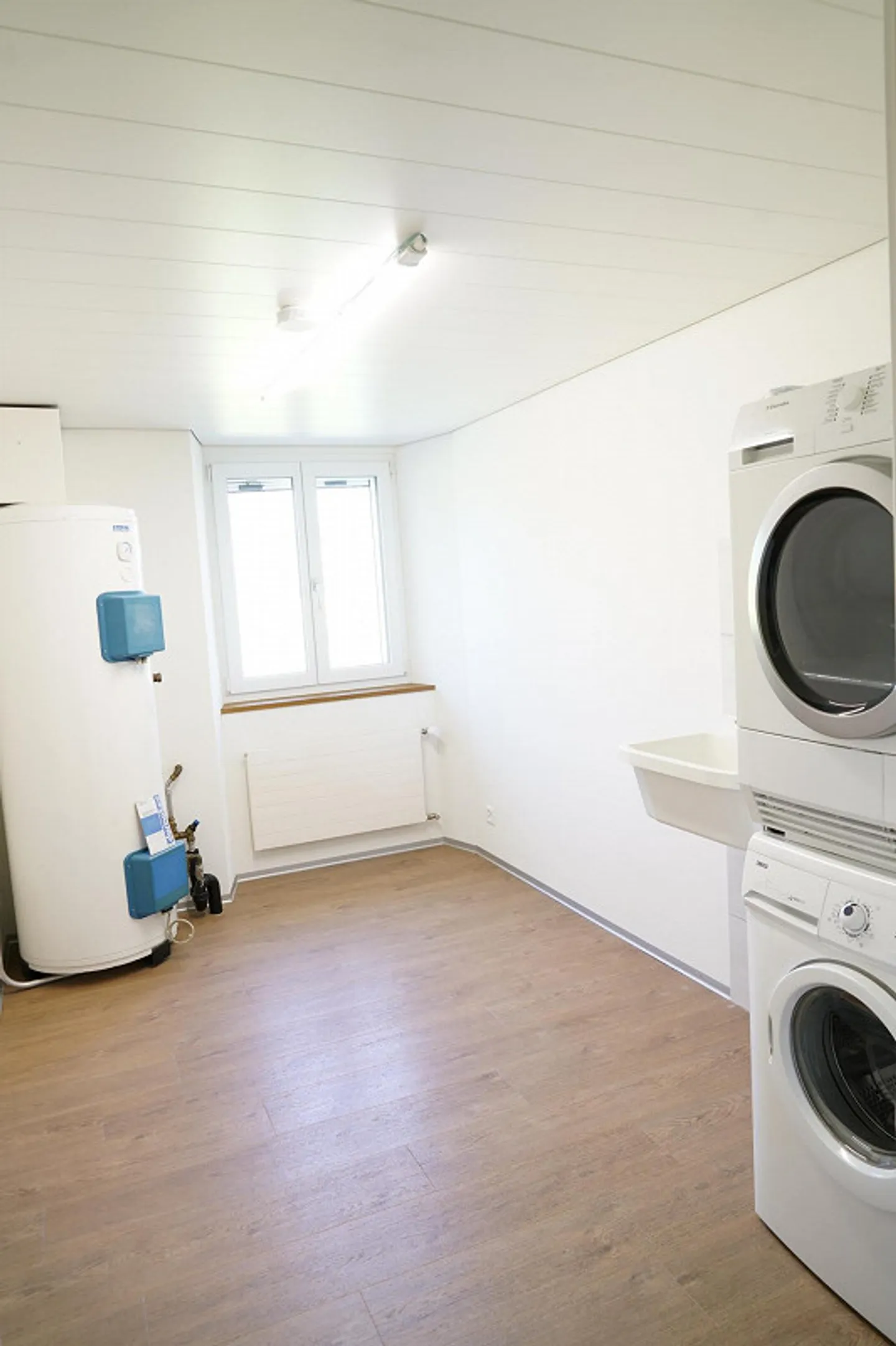Charmante appartement de 4,5 pièces dans le style d'une ferme avec vue sur la verdure - Photo 10 sur 17