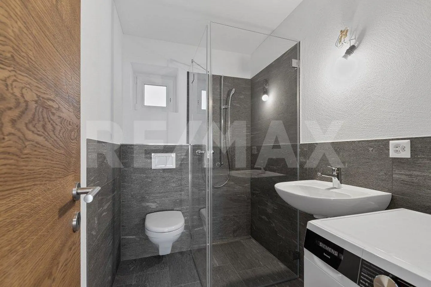 2½ Room Apartment No. 1 on the Ground Floor - Permanent Residence - Photo 2 of 12
