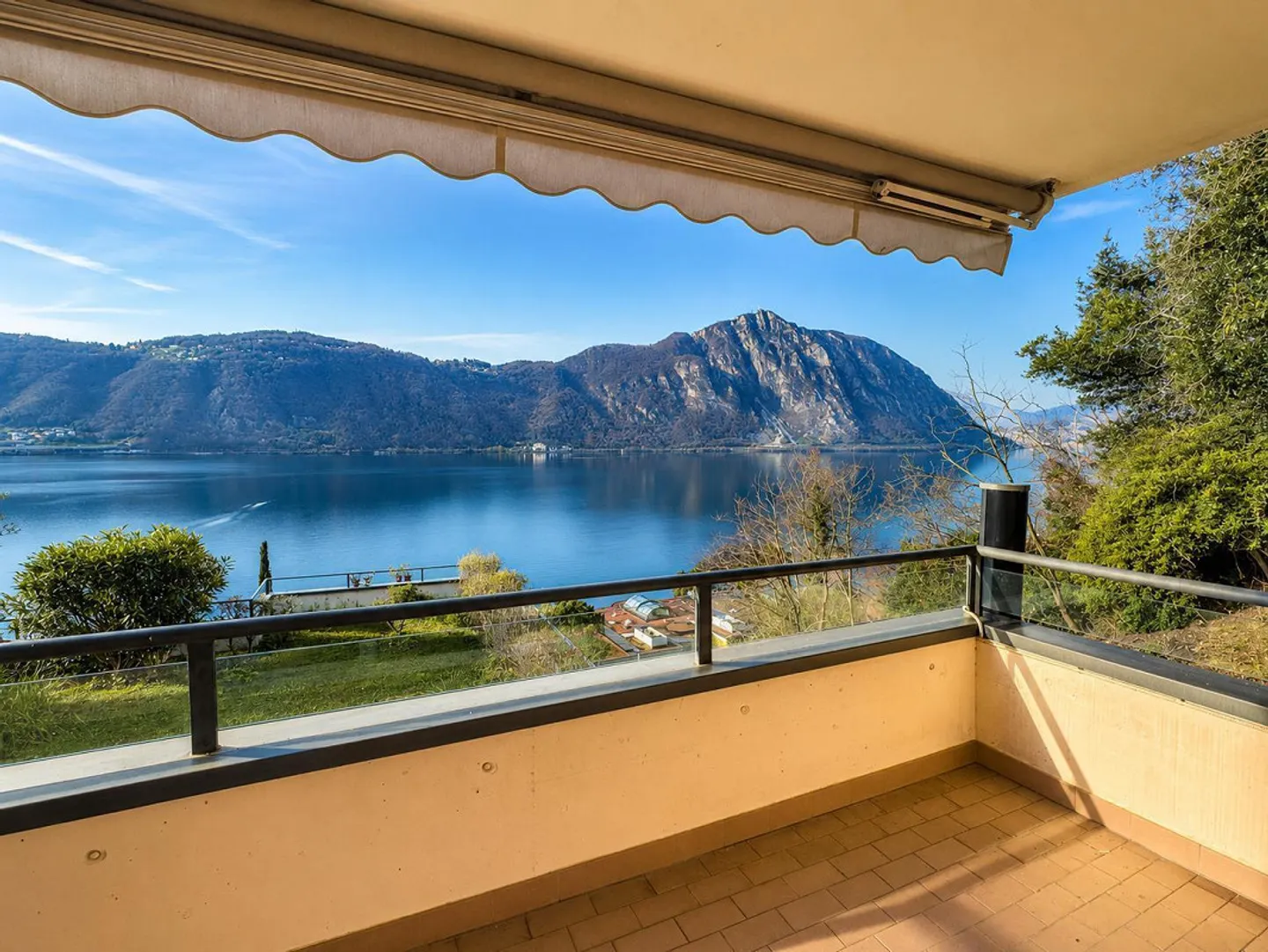 Lake view apartment with garden in Bissone - Photo 8 of 13