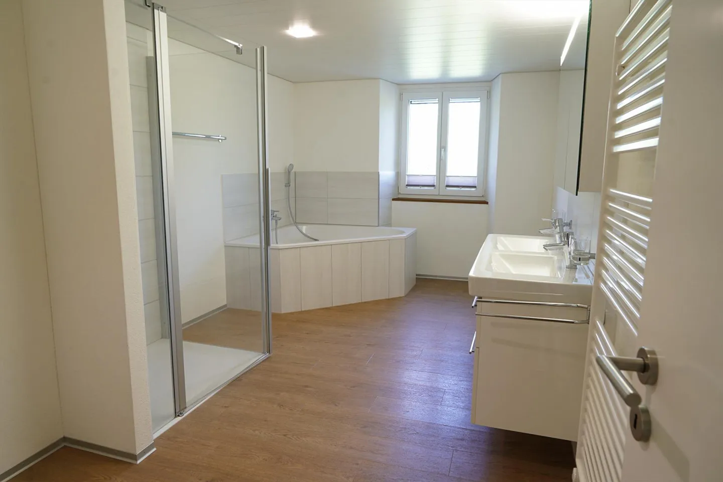 Charmante appartement de 4,5 pièces dans le style d'une ferme avec vue sur la verdure - Photo 11 sur 17