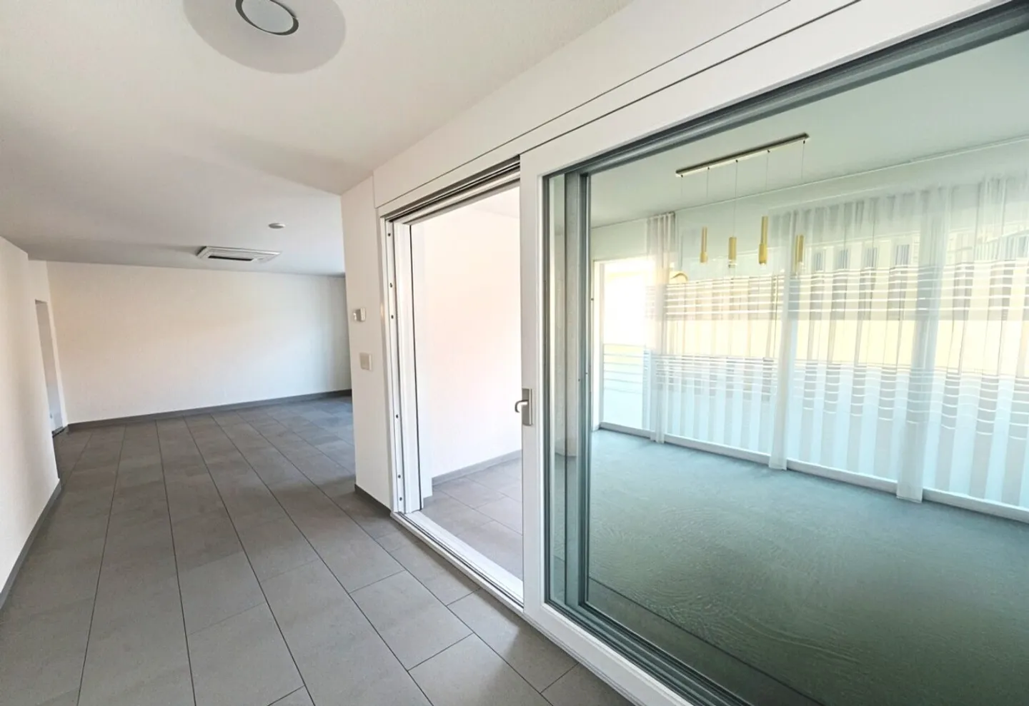 Confort de vie généreux dans un emplacement central à Laufen - Photo 5 sur 8