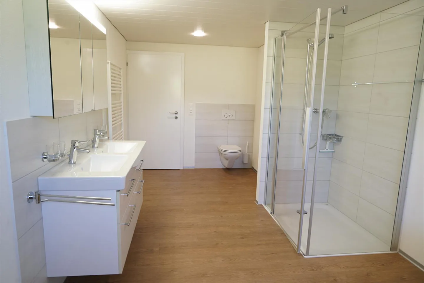 Charmante appartement de 4,5 pièces dans le style d'une ferme avec vue sur la verdure - Photo 12 sur 17
