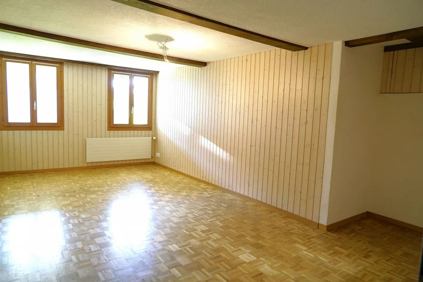 Charmante appartement de 4,5 pièces dans le style d'une ferme avec vue sur la verdure - Photo 14 sur 17