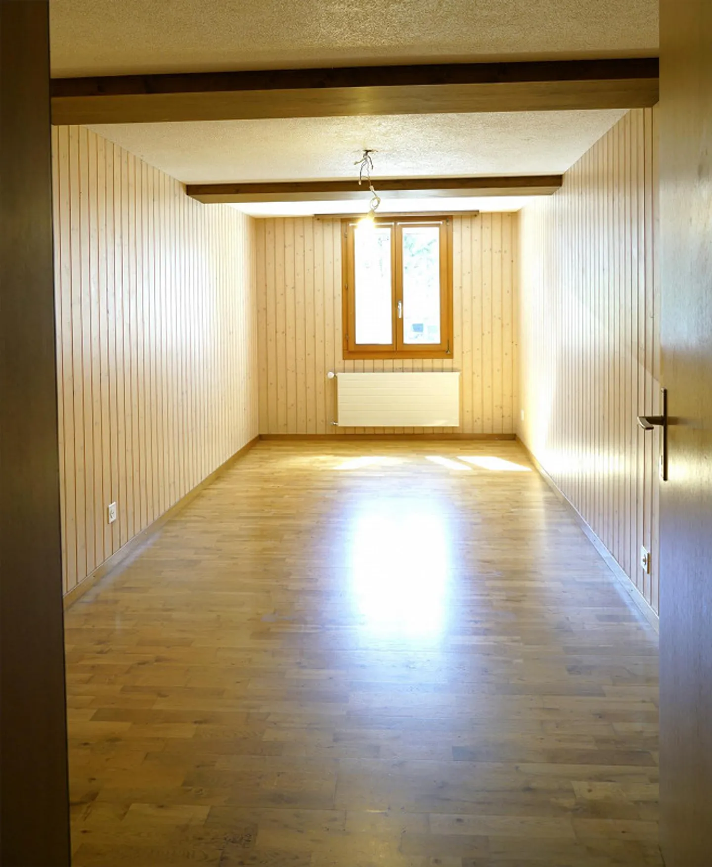Charmante appartement de 4,5 pièces dans le style d'une ferme avec vue sur la verdure - Photo 15 sur 17