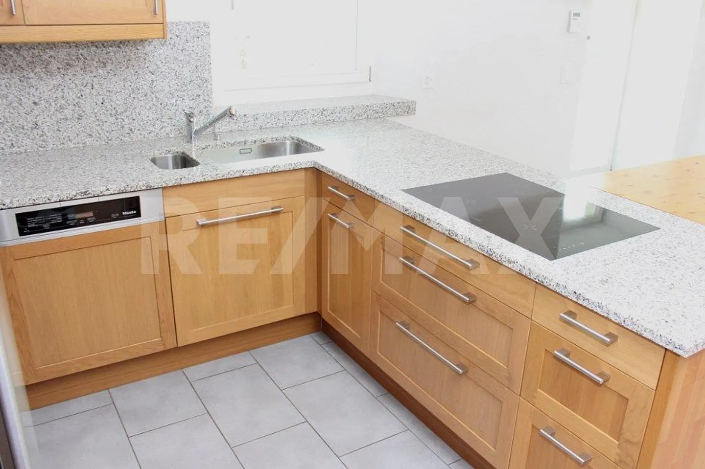 Impressive living enjoyment with plenty of ambiance - Photo 7 of 13